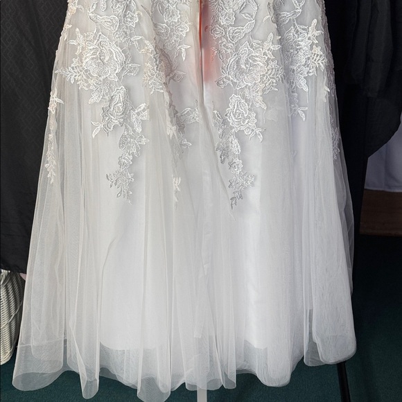 NWT Elegant White Lace Bridal Gown Size 14 – Sheer Back & Floral Appliqués - Picture 11 of 11